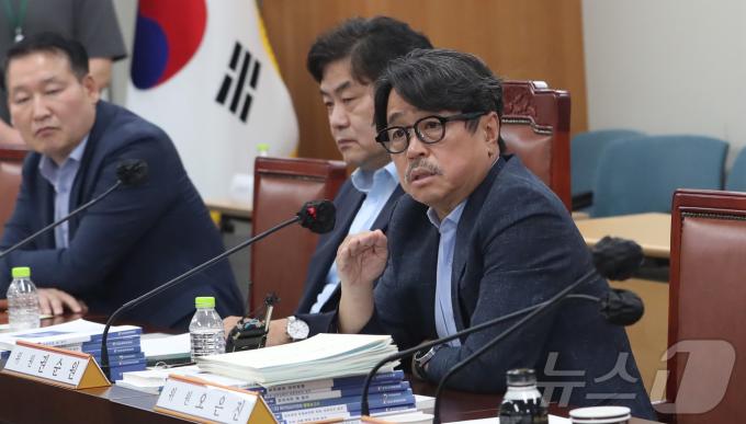 [사진] 2025년도 최저임금 1만 30원으로 결정, 브리핑 하는 권순원 공익위원