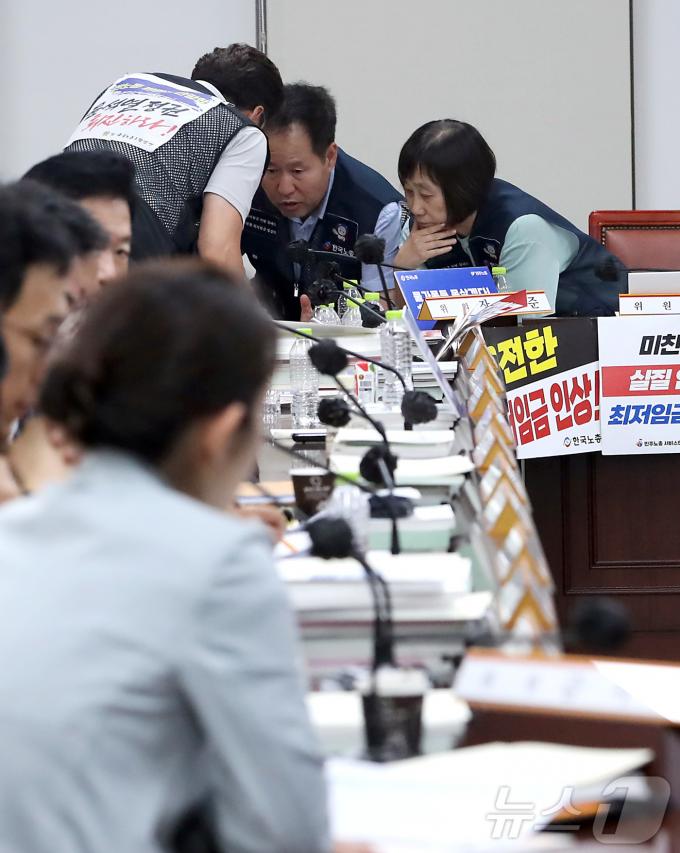 [사진] 표결 논의하는 한국노총 근로자위원들, 최저임금 1만 30원으로 결정