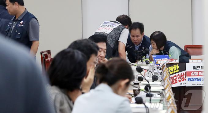 [사진] 표결 논의하는 한국노총 근로자위원들, 민주노총 근로자 위원들은 표결 불참