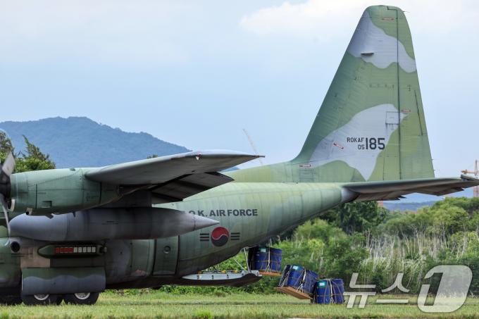 C-130 수송기가 지상활주 하면서 화물을 하역하는 전투하역훈련을 하고 있다. (국방일보 제공) 2024.6.25/뉴스1