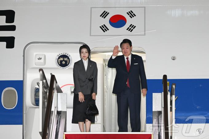 윤석열 대통령과 김건희 여사가 8일 경기 성남 서울공항에서 북대서양조약기구(NATO·나토) 정상회의 참석을 위해 미국으로 출국하며 전용기인 공군 1호기에 올라 인사하고 있다. (대통령실 제공) 2024.7.9/뉴스1 ⓒ News1 송원영 기자