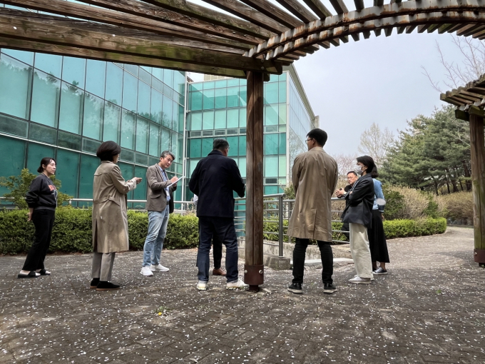 백석도서관 리모델링 관련 설계공모 운영위원회가 현장을 방문해 사전 준비를 진행하고 있다. / 사진제공=고양특례시
