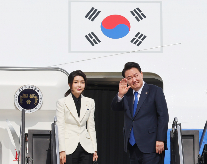 북대서양조약기구(NATO·나토) 75주년 정상회의 참석을 마친 윤석열 대통령과 부인 김건희 여사가 지난 11일(현지시각) 미국 워싱턴DC 인근 델레스 국제공항에서 공군 1호기에 탑승했다. /사진=뉴시스