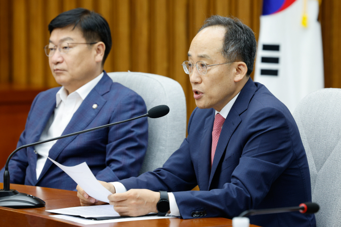 추경호 국민의힘 원내대표가 과열되고 있는 전당대회에 대해 막말, 진흙탕 싸움 등 후보자들의 상호비방을 자제해달라고 촉구했다. 사진은 추 원내대표(오른쪽)가 12일 서울 여의도 국회에서 열린 원내대책회의에 참석해 모두발언하는 모습. /사진=뉴스1