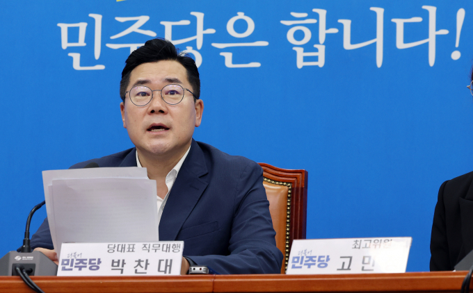 박찬대 더불어민주당 원내대표가 이종호 전 블랙펄인베스트 대표의 녹취록 등을 언급하며 김건희 여사를 직접 조사해야 한다고 말했다. 사진은 박 원내대표가 12일 서울 여의도 국회에서 열린 최고위원회의에 참석해 모두발언하는 모습. /사진=뉴스1