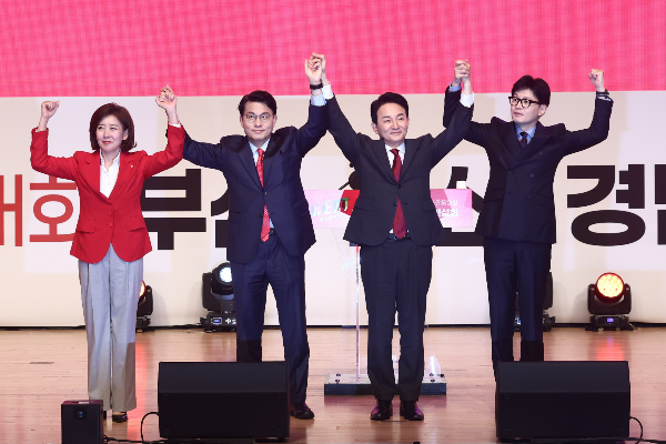 국민의힘 전당대회 선거관리위원회가 원희룡·한동훈 당 대표 후보자에게 공정 경쟁 위반 의무 등으로 제재를 결정했다. 사진은 지난 10일 부산 해운대구 벡스코 오디토리움에서 열린 국민의힘 제4차 전당대회 부산·울산·경남 합동연설회에서  나선 나경원(왼쪽부터), 윤상현, 원희룡, 한동훈 국민의힘 당대표 후보. /사진=뉴스1