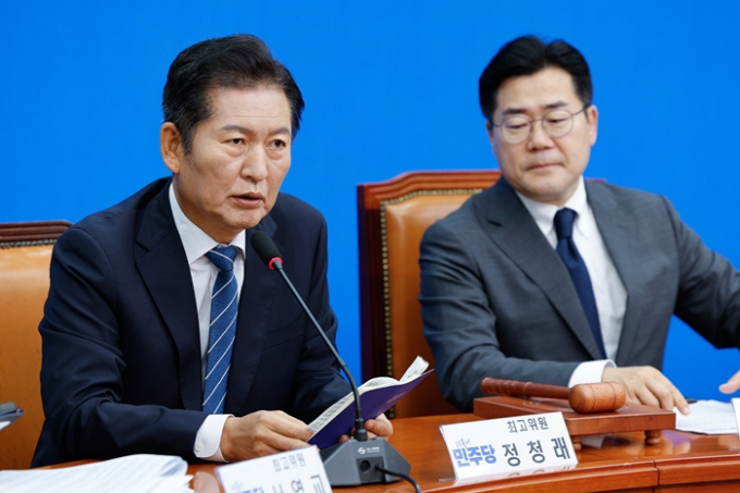 정청래 더불어민주당 최고위원이 국민의힘의 윤석열 대통령 탄핵 청문회 추진 반발을 언급하며 공평하게 윤 대통령 탄핵 반대 청원 청문회도 개최하겠다고 밝혔다. 사진은 정 최고위원(왼쪽)이 지난 5일 서울 여의도 국회에서 열린 최고위원회의에 참석해 모두발언하는 모습. /사진=뉴스1