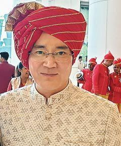 이재용 삼성전자 회장이 아시아 최고 갑부이자 인도 최대 통신사인 릴라이언스 그룹 막내아들 결혼식에 참석했다. 사진은 이 회장이 2019년 장남 아카시 암바니의 결혼식에 인도 전통 의상을 입고 참석한 모습. / 사진 = 신봉길 전 주인도대사 페이스북