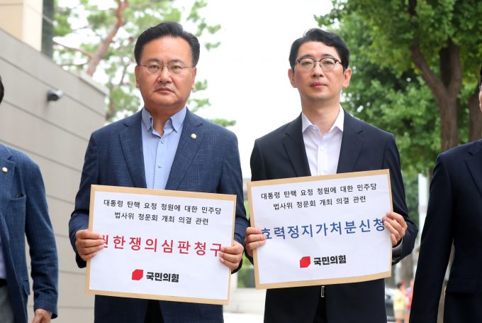 국민의힘이 국회 법제사법위원회의 윤석열 대통령 탄핵 청문회 개최와 관련하여 헌법재판소에 권한쟁의심판 청구와 효력정지가처분을 신청했다. 사진은 유상범 국민의힘 비상대책위원(왼쪽)이 12일 서울 종로구 헌법재판소 앞에서 더불어민주당이 추진하는 '윤 대통령 탄핵 국민청원 청문회'에 대한 권한쟁의심판 청구서 제출을 위해 이동하는 모습. /사진=뉴시스