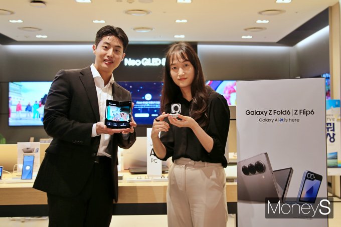 광주신세계 삼성전자 매장에서 직원들이 오는 18일까지 사전판매하는 삼성 갤럭시 폴드6와 갤럭시 링을 선보이고 있다/사진=광주신세계 제공. 