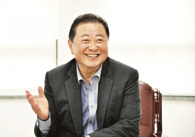 김경일 파주시장이 시민들의 행정 비효율을 해소하기위한 '민원행정서비스 2․5․7'을 설명하고 있다. / 사진제공=파주시 