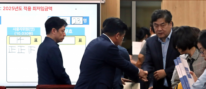 이인재 최저임금 위원장과 사용자위원 및 공익위원들이 12일 세종시 정부세종청사 최저임금위원회에서 열린 제11차 전원회의에서 2025년도 적용 최저임금액이 1만30원으로 결정된 뒤 인사하고  있다. / 사진=뉴스1 김기남 기자  /사진=(세종=뉴스1) 김기남 기자