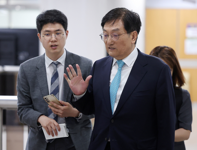 검찰이 12일 취업 청탁 의혹과 관련해 노영민 전 청와대 비서실장과 김현미 전 국토교통부 장관을 압수수색했다. 사진은 노 전 비서실장(오른쪽)이 지난달 10일 서울 서초구 서울중앙지방법원에서 열린 '탈북어민 북송 사건' 공판에 출석하는 모습. /사진=뉴스1
