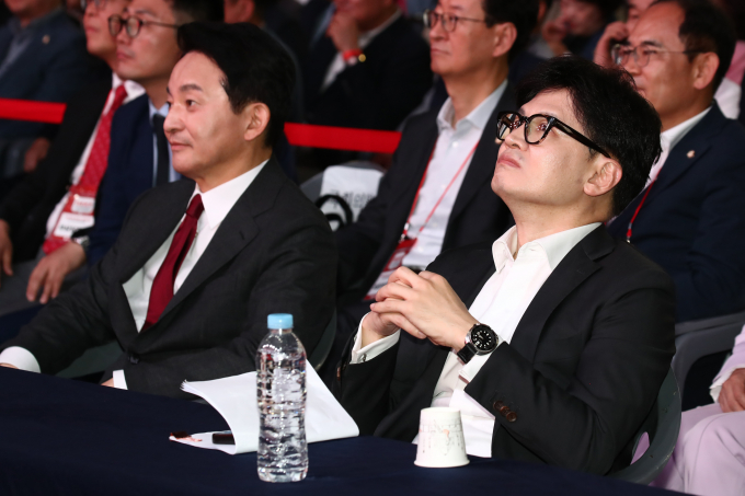 한동훈 전 국민의힘 비상대책위원장이 당 선거관리위원회가 내린 주의 및 시정명령 조치에 받아들일 수 없다며 반발했다. 사진은 원희룡 전 국토교통부 장관, 한 전 위원장(오른쪽)이 12일 대구 엑스코에서 열린 제4차 전당대회 대구·경북 합동연설회에 참석한 모습. /사진=뉴스1 