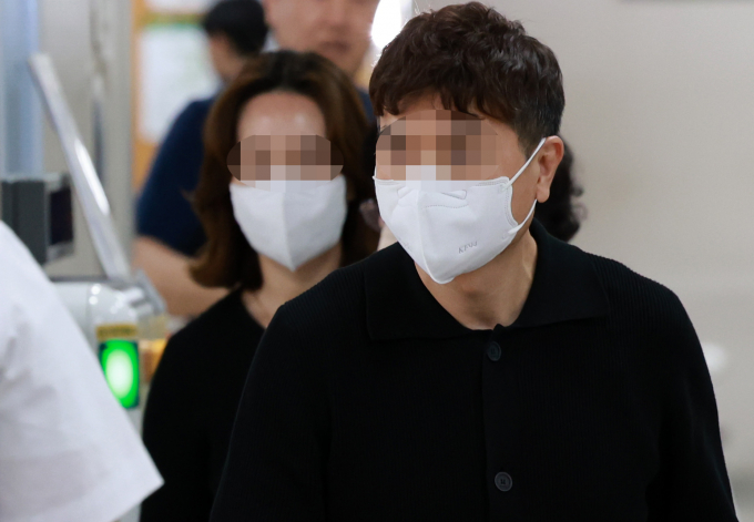 박수홍 형수 이 모 씨가 단체 대화방에서 '박수홍이 여성과 동거한다'는 취지의 메시지를 보낸 것에 대해, '청소하러 갔다가 여성의 흔적을 발견했기 때문'이라고 주장했다.사진은 지난 5월 서울 서초구 서울고법에서 열린 항소심 1차 공판에 출석한 방송인 박수홍의 친형 박모씨와 배우자 이모씨. /사진=뉴시스
