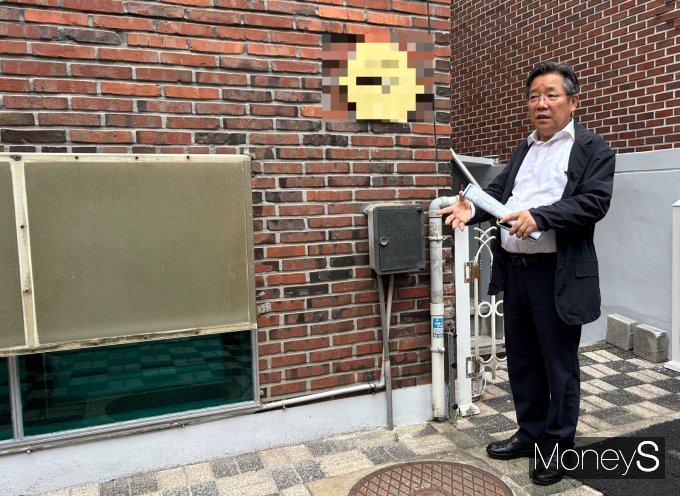 김헌동 서울주택도시공사(SH공사) 사장이 SH공사 매입 반지하 주택 앞에서 반지하 소멸 정책의 계획을 밝히고 있다. /사진=김성아 기자