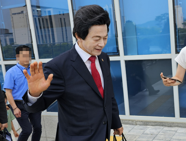 여신도를 추행한 혐의로 고소당한 허경영 국가혁명당 명예대표가 자신의 혐의를 부인하며 경찰에 출석했다. 사진은 이날 허 명예대표가 경기북부경찰청에 출석하는 모습. /사진=뉴시스