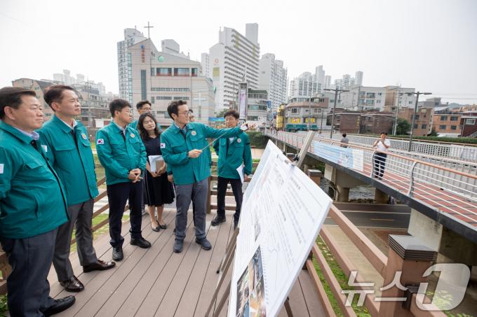 [사진] 광명 목감천 찾은 이병화 환경부 차관