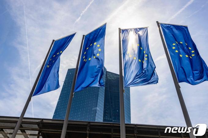 유럽연합(EU) 깃발이 바람에 펄럭이고 있다. 2023.05.04/ ⓒ AFP=뉴스1 ⓒ News1 권진영 기자