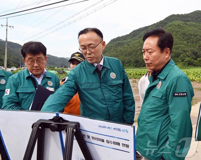 이한경 행정안전부 재난안전관리본부장이 11일 집중호우로 피해를 본 경북 안동시 위리를 방문해 피해 현황을 살펴보고 있다. (행정안전부 제공) 2024.7.11/뉴스1