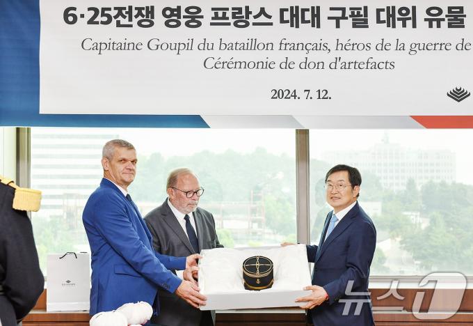 [사진] 6·25전쟁 영웅 프랑스 대대 구필 대위 유물 기증식