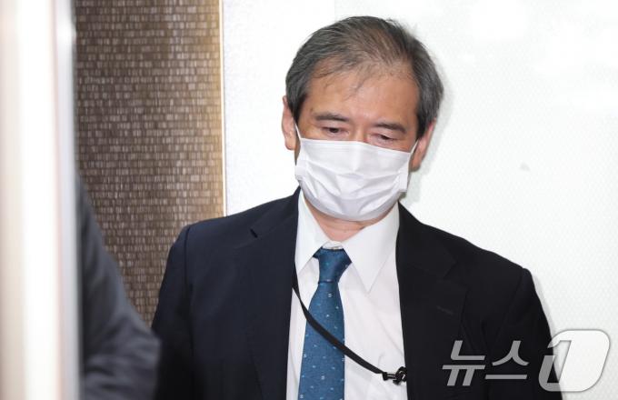 미바에 다이스케 주한일본대사관 총괄공사가 12일 서울 종로구 외교부 청사로 초치되고 있다. 이날 외교부는 주한일본총괄공사를 초치해 일본측이 방위백서를 통해 역사적·지리적·국제법적으로 명백한 우리 고유의 영토인 독도에 대한 부당한 독도 영유권 주장을 되풀이 한 데 대해 강력히 항의하고 즉각 철회할 것을 요구했다. 2024.7.12/뉴스1 ⓒ News1 허경 기자