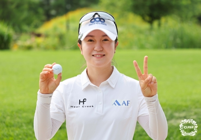 홀인원으로 차를 받은 이승연 (KLPGA 제공)