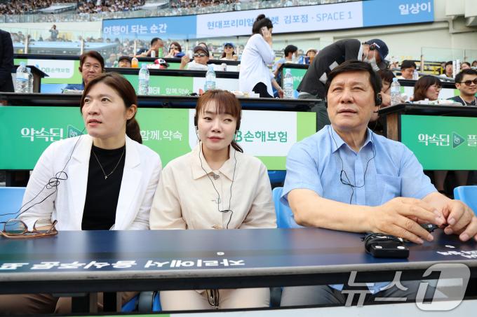 [사진] '시각장애인들의 야구 경기 관람 위해'