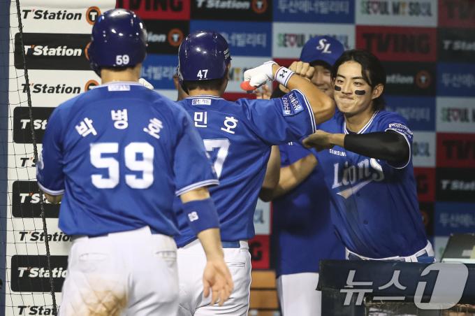 [사진] 강민호 '내 홈런 봤어?'