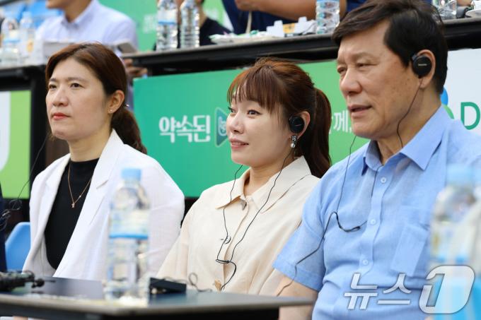 [사진] 장미란 2차관, 시각장애인 중계 음성 서비스 체험