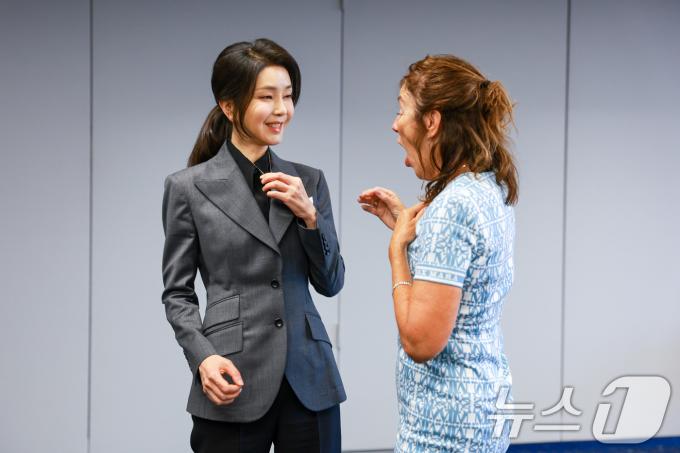 [사진] 웜비어 모친 만난 김건희 여사