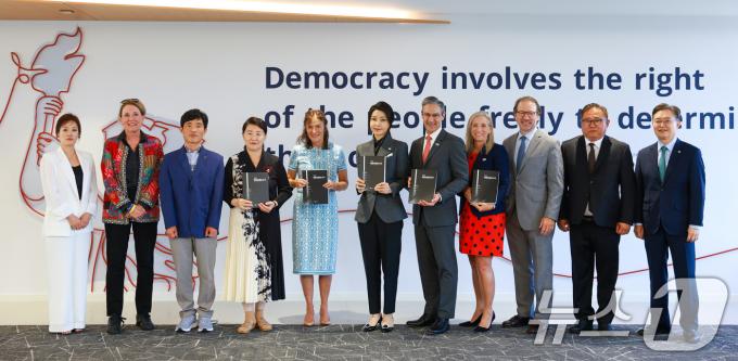 [사진] 김건희 여사, 워싱턴에서 열린 북한인권간담회 참석