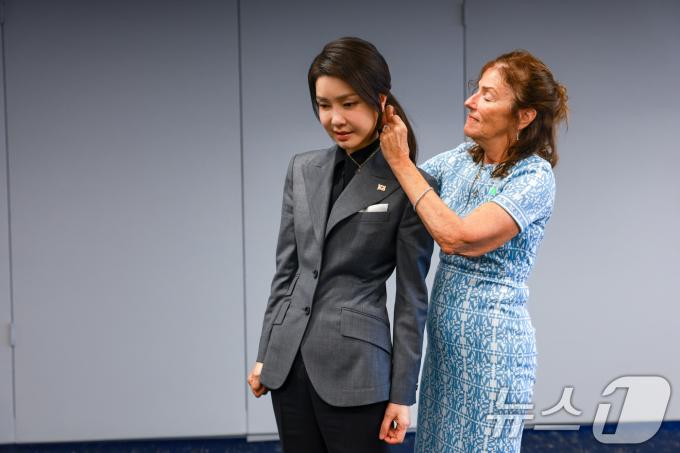[사진] 김여사, 웜비어 모친 만나… 
