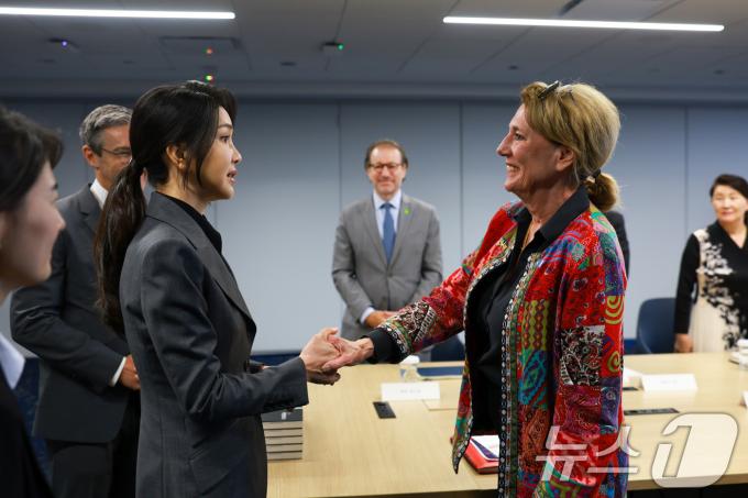 [사진] 수잔 숄티 미국 북한인권위원회 부의장 만난 김건희 여사