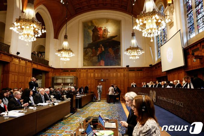 19일(현지시간) 네덜란드 헤이그의 국제사법재판소(ICJ)에서 1967년 이후 이스라엘이 팔레스타인을 점령한 것을 두고 적법성을 가리는 청문회가 개최됐다. 이날 시작된 청문회는 오는 26일까지 진행되며 52개국 대표가 돌아가며 진술에 참여한다. 2022년 유엔 총회 결의로 법적 자문을 요청받은 ICJ는 이 사안에 대한 '권고적 의견'(Advisory Opinion)을 발표해야 한다. 2024.2.19. ⓒ 로이터=뉴스1 ⓒ News1 김성식 기자
