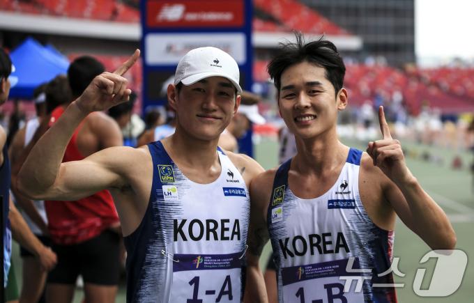 서창완(국군체육부대·왼쪽)과 전웅태(광주광역시청)가 10일(현지시간) 중국 정저우에서 열린 '국제근대5종연맹(UIPM) 2024 세계선수권대회'에서 우승을 차지한 후 기념촬영을 하고 있다. (대한근대5종연맹 제공) 2024.6.11/뉴스1