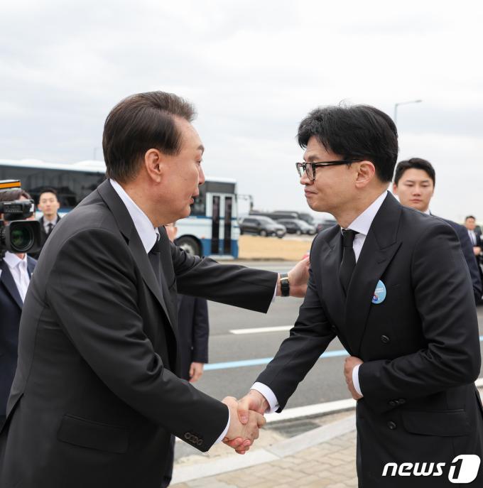 윤석열 대통령과 한동훈 국민의힘 비상대책위원장이 지난 3월 22일 오후 경기 평택시 해군2함대사령부에서 열린 제9회 서해수호의 날 기념식에 참석해 악수하고 있다. (대통령실 제공) 2024.3.22/뉴스1 ⓒ News1 안은나 기자