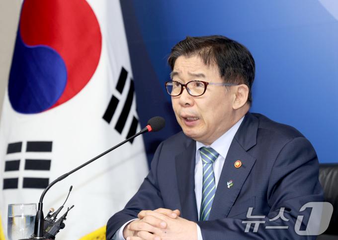 유철환 국민권익위원장이 10일 정부세종청사에서 지방의회 국외 출장 관련 실태조사 착수 브리핑을 하고 있다. (국민권익위원회 제공) 2024.6.10/뉴스1