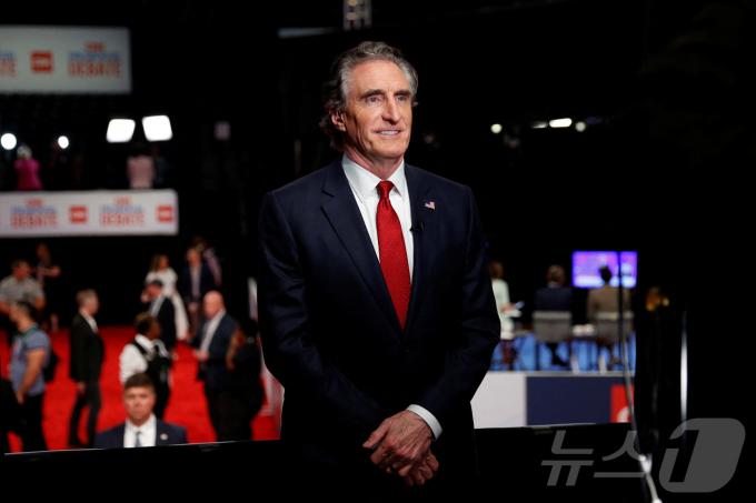 지난달 27일(현지시간) 미국 애틀랜타 CNN 스튜디오에서 열린 대선 후보 첫 토론회가 끝나고, 더그 버검 미국 노스다코타 주지사가 취재진의 질의에 답하고 있다. 2024.06.27 ⓒ 로이터=뉴스1 ⓒ News1 임여익 기자