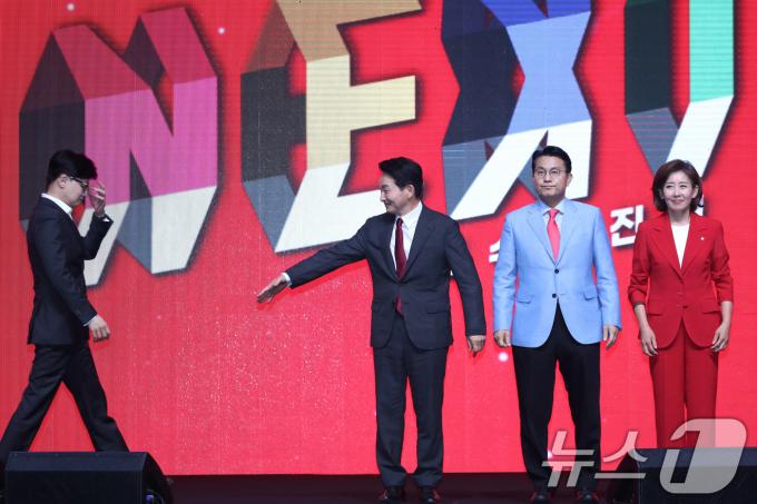 한동훈(왼쪽부터), 원희룡, 윤상현, 나경원 국민의힘 당대표 후보가 12일 오후 대구 엑스코에서 열린 제4차 전당대회 대구·경북 합동연설회에서 기념 촬영을 위해 무대에 오르고 있다. 2024.7.12/뉴스1 ⓒ News1 이광호 기자