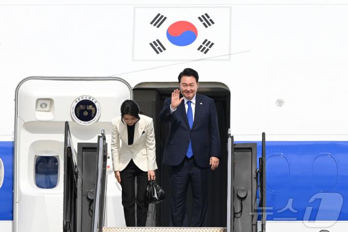 [사진] 나토 정상회의 마치고 귀국길 오르는 윤석열 대통령 부부