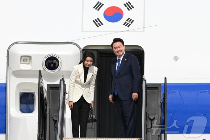[사진] 나토 정상회의 마치고 귀국길 오르는 윤석열 대통령 부부