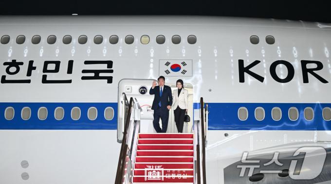 [사진] 윤석열 대통령 부부, 나토 정상회의 일정 마치고 귀국