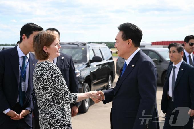 [사진] 윤석열 대통령, 나토 정상회의 참석 일정 마치고 귀국길