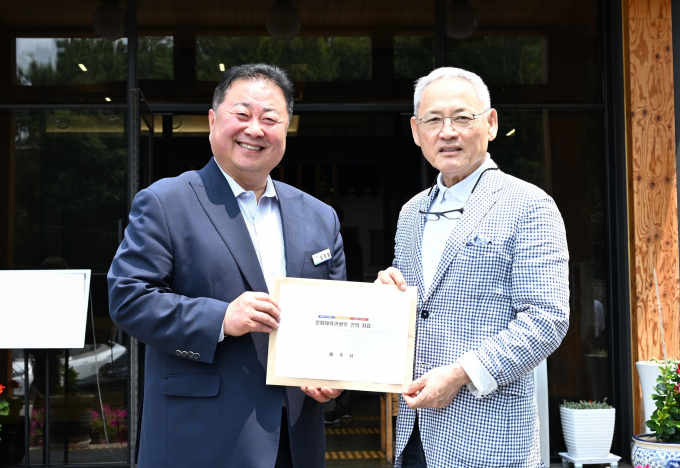 김경일(왼쪽) 파주시장이 유인촌 문화체육관광부장관과 지난 12일 '파주 국립박물관 클러스터' 추진과 관련해 문화체육관광부 및 관계기관과 오찬간담회를 갖고 건의자료를 전달했다. /사진=파주시