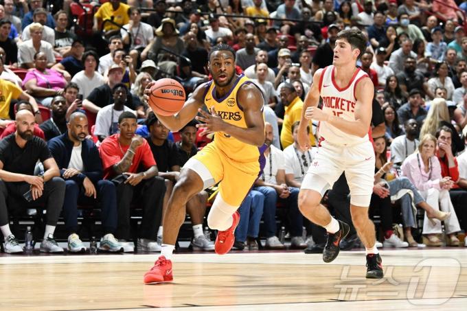 LA 레이커스의 브로니 제임스는 13일(한국시간) 열린 2024 NBA 라스베이거스 서머리그 휴스턴 로키츠전에서 8점을 기록했다. ⓒ AFP=뉴스1