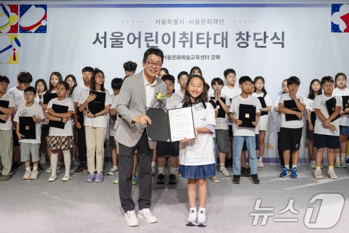 [사진] 단원 증서 전달하는 이창기 대표