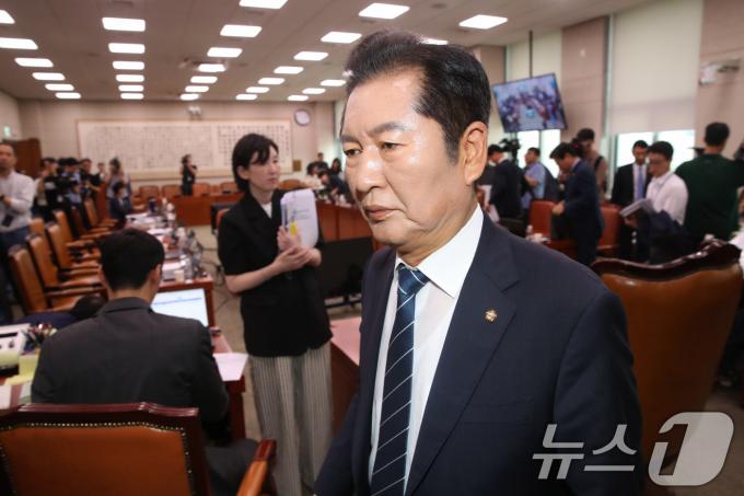 정청래 국회 법사위원장이 9일 오후 서울 여의도 국회에서 열린 법제사법위원회 전체회의를 마치고 회의장을 나서고 있다.2024.7.9/뉴스1 ⓒ News1 이광호 기자