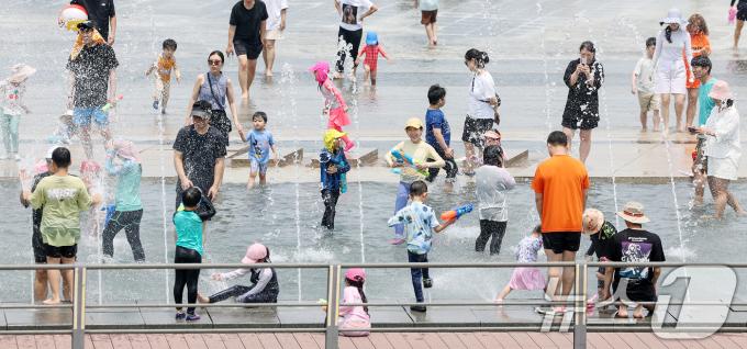 [사진] 무더위에 붐비는 여의도 물빛광장