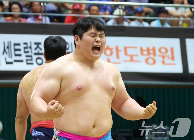 [사진] 환호하는 김민재 '백두장사 등극'